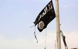 Radio Jai -Foto ilustrativa de un miembro de las Fuerzas Democráticas Sirias respaldadas por Estados Unidos quitando una bandera del Estado Islámico en la ciudad de Tabqa en Siria. (Foto AFP/Delil Souleiman)