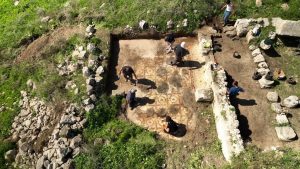 Radio Jai -Un antiguo piso de mosaico adornado con coloridos diseños florales se ha vuelto a descubrir después de 40 años, a lo largo del Camino Nacional de Israel