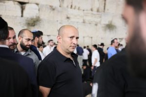 Radio Jai: Miles de personas acuden al Kotel en la noche de Tishá B'Av